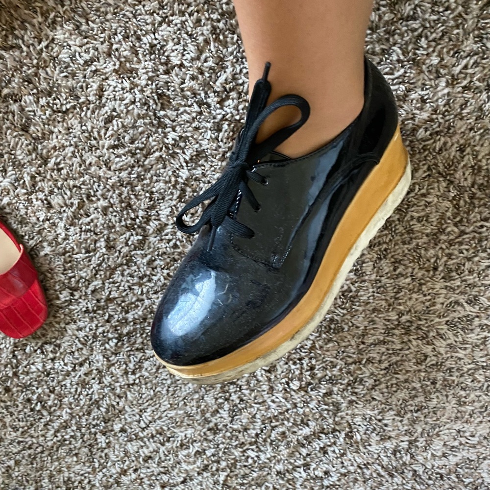 Black platform sneaker